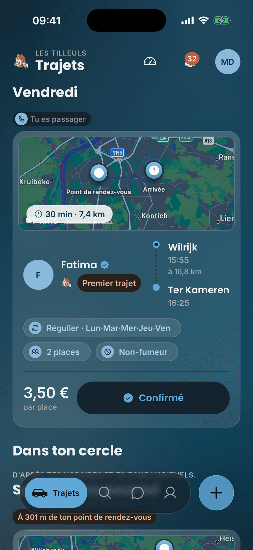 Le même écran d’accueil en mode nuit, fond bleu profond et carte assombrie